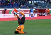 El festejo más peligroso: un futbolista se dobló el cuello al ensayar una pirueta tras marcar un gol