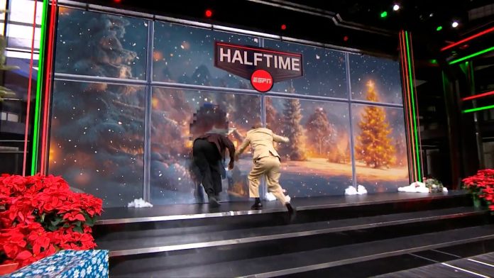 Shaq O’Neal se estrelló contra un panel de TV y protagonizó el momento más viral de la Navidad: “Lo traspasó como si fuera de papel”