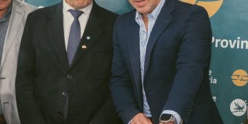 El intendente lanzó la primera bola de la temporada necochense en el Casino