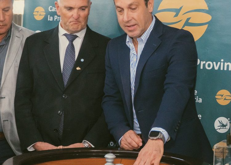 El intendente lanzó la primera bola de la temporada necochense en el Casino