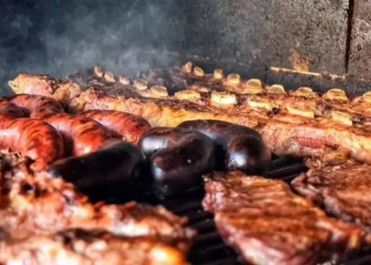 Chau a la parrillada: el consumo de carne vacuna cayó 42% y con un kilo de asado se compran cuatro de pollo