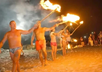 Guardavidas: despedida a Ángel “Colo” Posse, con cenizas al mar, placa y antorchas por la noche