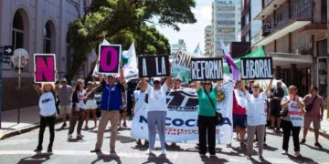 Sindicatos y trabajadores autoconvocados marcharon en Necochea contra el proyecto de reforma laboral en el marco del paro nacional convocado por la CGT y otras centrales gremiales