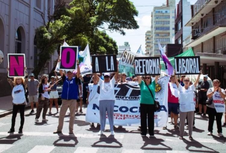 Sindicatos y trabajadores autoconvocados marcharon en Necochea contra el proyecto de reforma laboral en el marco del paro nacional convocado por la CGT y otras centrales gremiales