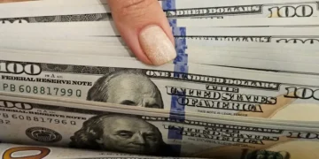 El dólar oficial repuntó tras seis bajas en fila y sufrió en la semana una caída superior a los 30 pesos