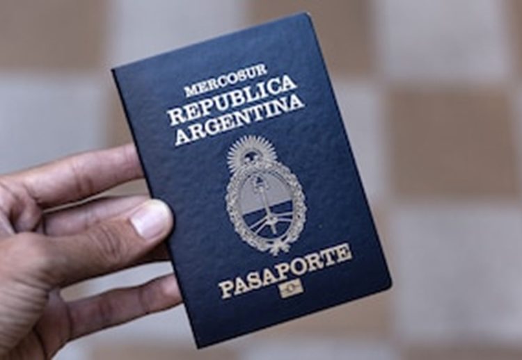 Pasaporte y DNI: los que tienen que actualizarlos en 2026 y ¿cuánto sale el trámite?