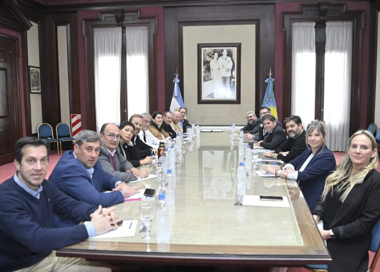 El gobernador Axel Kicillof recibe este jueves en La Plata a los intendentes que llegan con una lista de reclamos