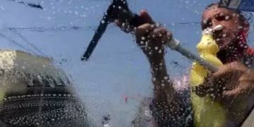 El intendente de Bariloche prohibió la venta ambulante y la actividad de limpiavidrios, trapitos y malabaristas sin autorización