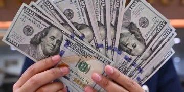El dólar rebotó, pero cierra este viernes a la baja