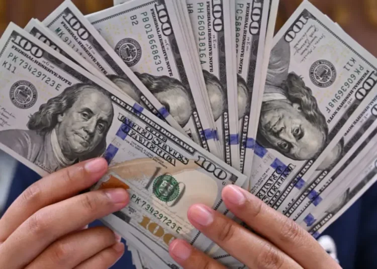 El dólar rebotó, pero cierra este viernes a la baja