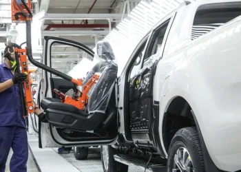 La producción de autos se derrumbó 30 por ciento en febrero y agudiza la crisis