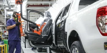 La producción de autos se derrumbó 30 por ciento en febrero y agudiza la crisis