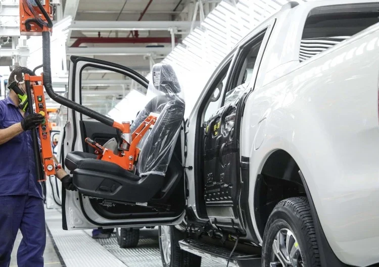 La producción de autos se derrumbó 30 por ciento en febrero y agudiza la crisis