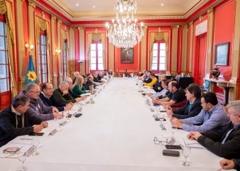 Axel Kicillof llamó para el jueves 26 a una cumbre con intendentes para evaluar el impacto del ajuste de Milei