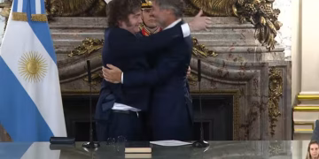 El abrazo de Milei con la casta