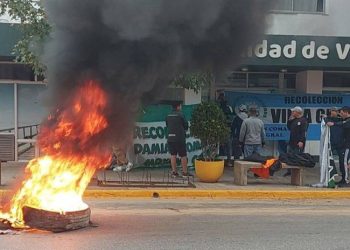 Tensión en Villa Gesell: Camioneros protesta frente al municipio por el recorte del servicio de barrido