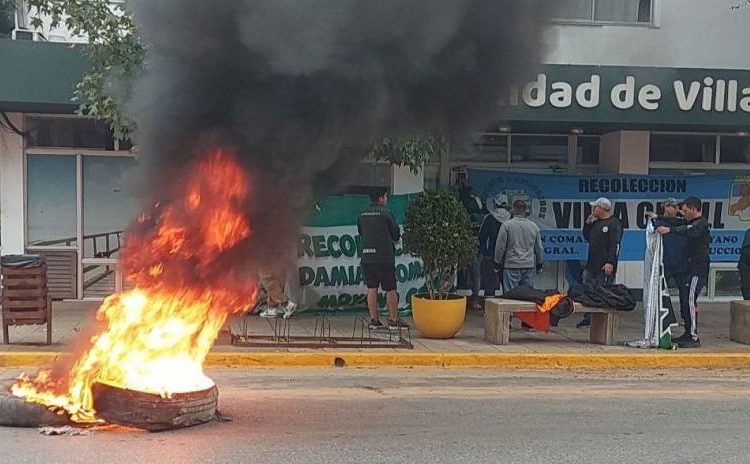 Tensión en Villa Gesell: Camioneros protesta frente al municipio por el recorte del servicio de barrido
