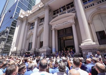 Se vienen medidas para ajustar el Banco Central y los trabajadores van al paro el lunes 27 de abril