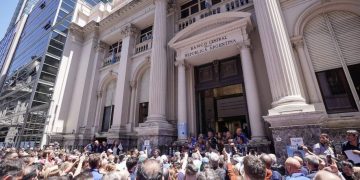 Se vienen medidas para ajustar el Banco Central y los trabajadores van al paro el lunes 27 de abril