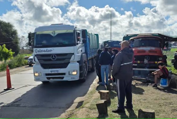 Continúa el paro de transportistas