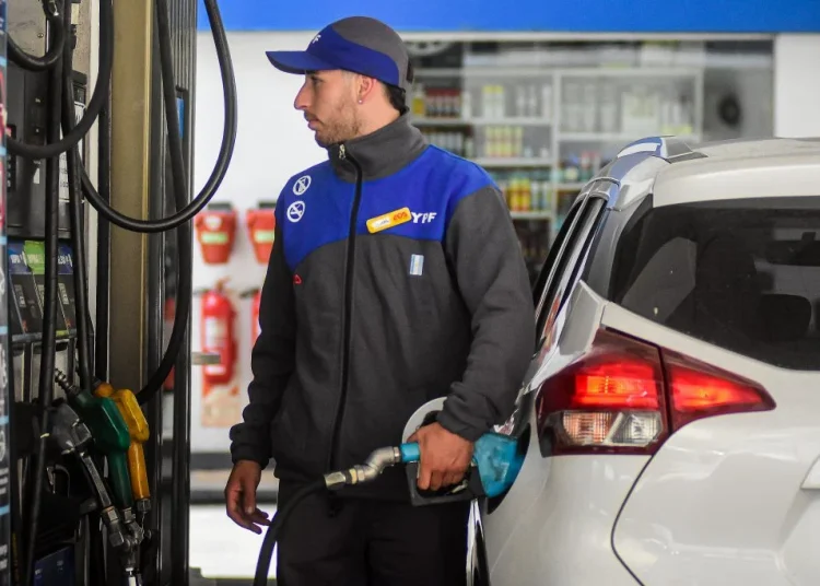 El Gobierno postergó el aumento del impuesto a los combustibles ante el impacto de la suba del petróleo