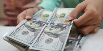 El dólar se desploma y se aleja del techo de la banda