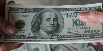 El dólar oficial cayó tras dos subas consecutivas