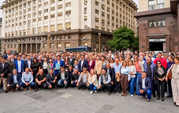 Intendentes, entre ellos Arturo Rojas, volverán este miércoles a marchar en reclamo de fondos adeudados por Nación