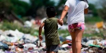 La pobreza infantil: la mitad de los niños viven bajo la línea de pobreza y no comen regularmente