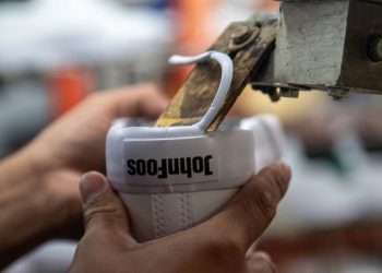 Gigante de las zapatillas deja de producir para importar desde China