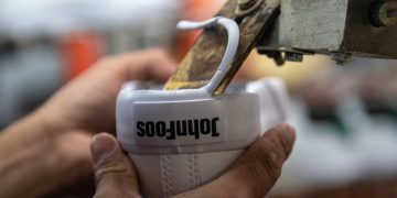 Gigante de las zapatillas deja de producir para importar desde China