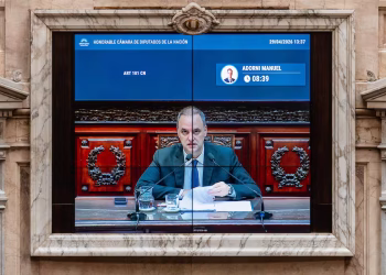 Adorni, un escándalo en cascada