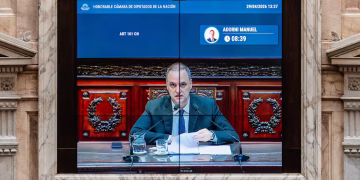 Adorni, un escándalo en cascada