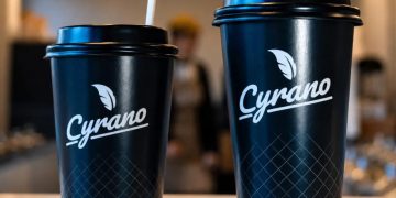 A la excelente oferta de helados, Cyrano París sumó cafetería en el Cine Teatro París