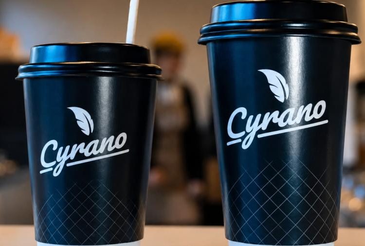 A la excelente oferta de helados, Cyrano París sumó cafetería en el Cine Teatro París