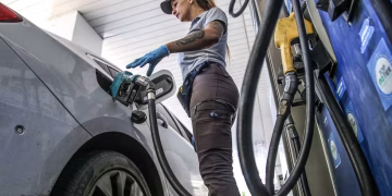 Por los precios, volvió a caer la venta de combustibles