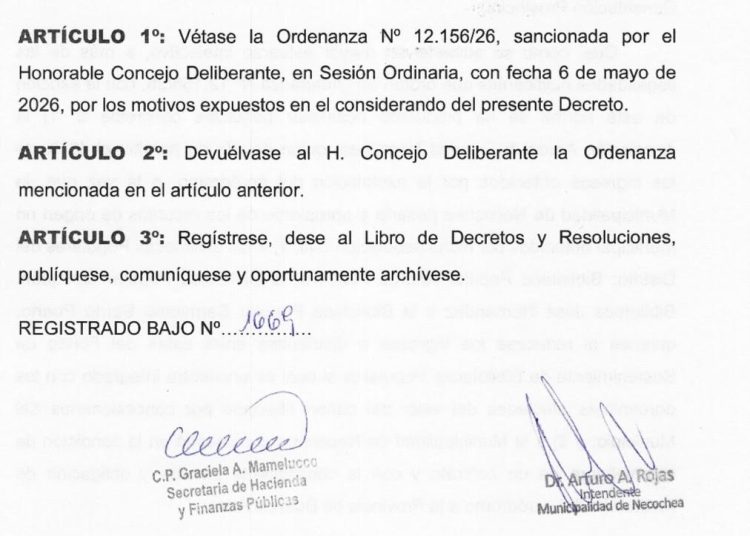 La palabra veto se escribe este otoño en el cuaderno municipal
