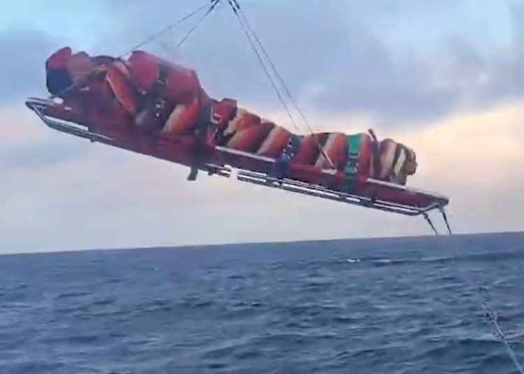 Evacuaron en helicóptero a un tripulante que sufrió fracturas expuestas en alta mar