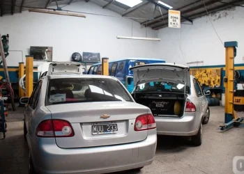 La crisis económica reduce la actividad en los talleres mecánicos en Mar del Plata: «El auto llega cuando ya no da para más»