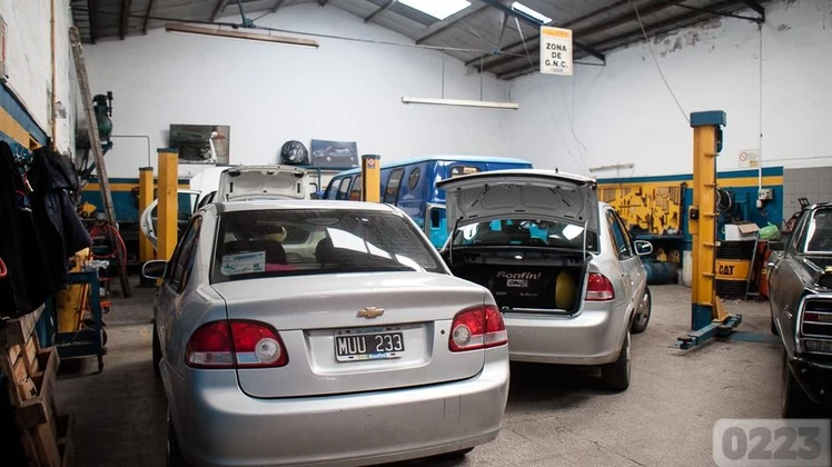 La crisis económica reduce la actividad en los talleres mecánicos en Mar del Plata: «El auto llega cuando ya no da para más»