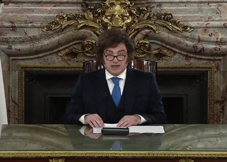 Todo por la reelección de Milei: pedido de renuncia, insultos y Cristina en el centro