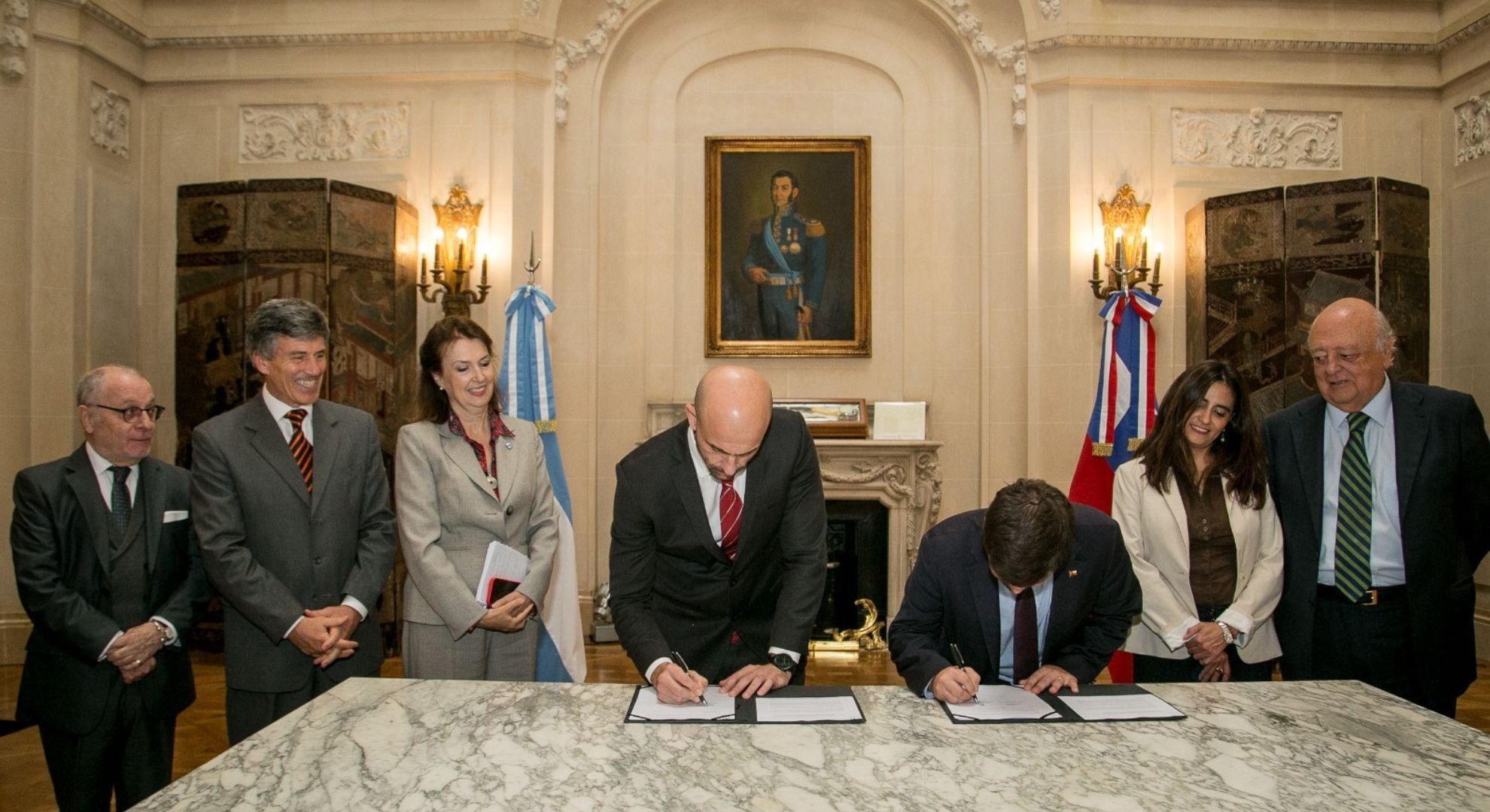 El Gobierno firmó un memorándum con Chile para impulsar el transporte aéreo y la conectividad entre ambos países