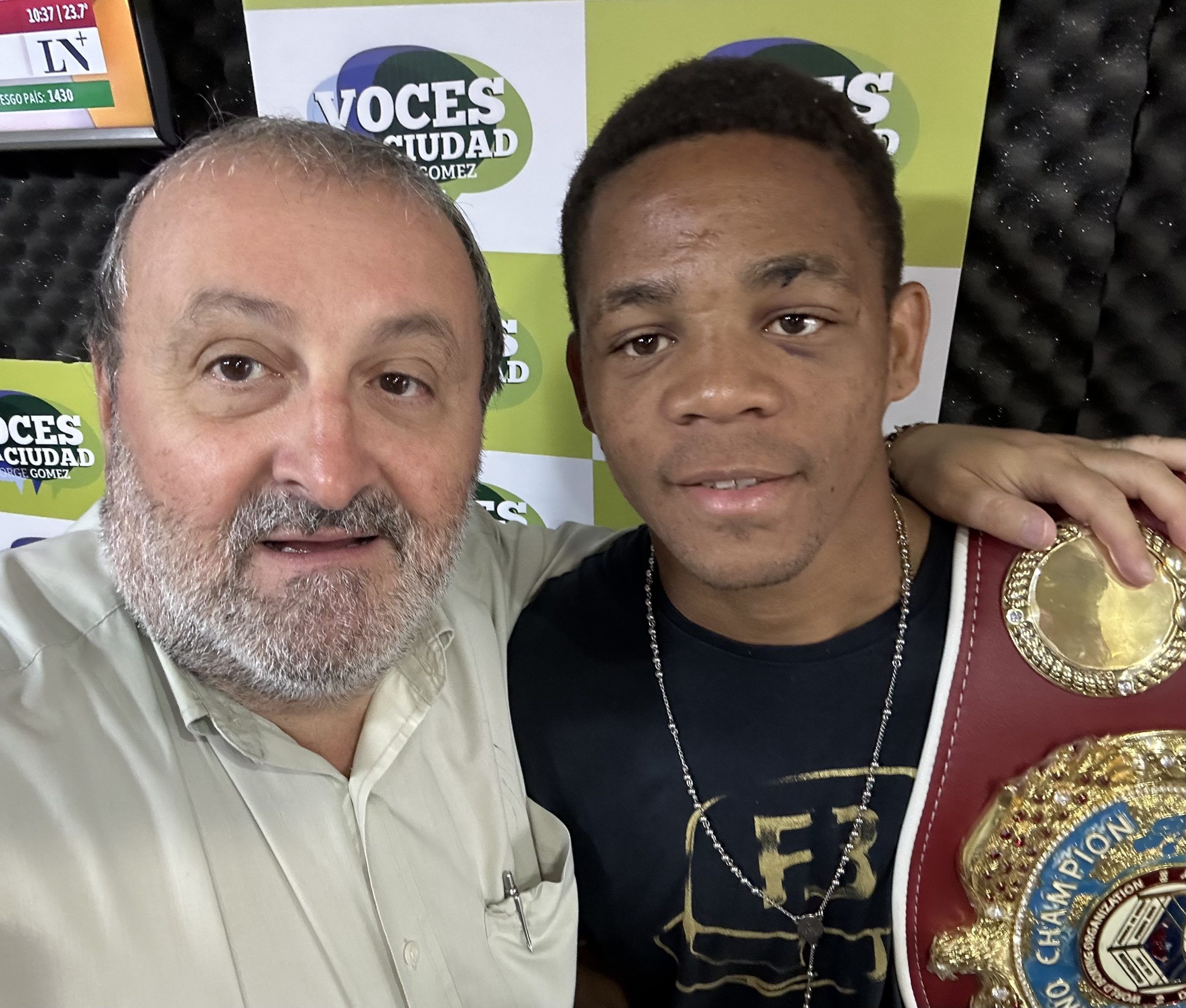 Exhibe su dorado cinturón José Arias Olivo, el nuevo campeón del Título Latino OMB