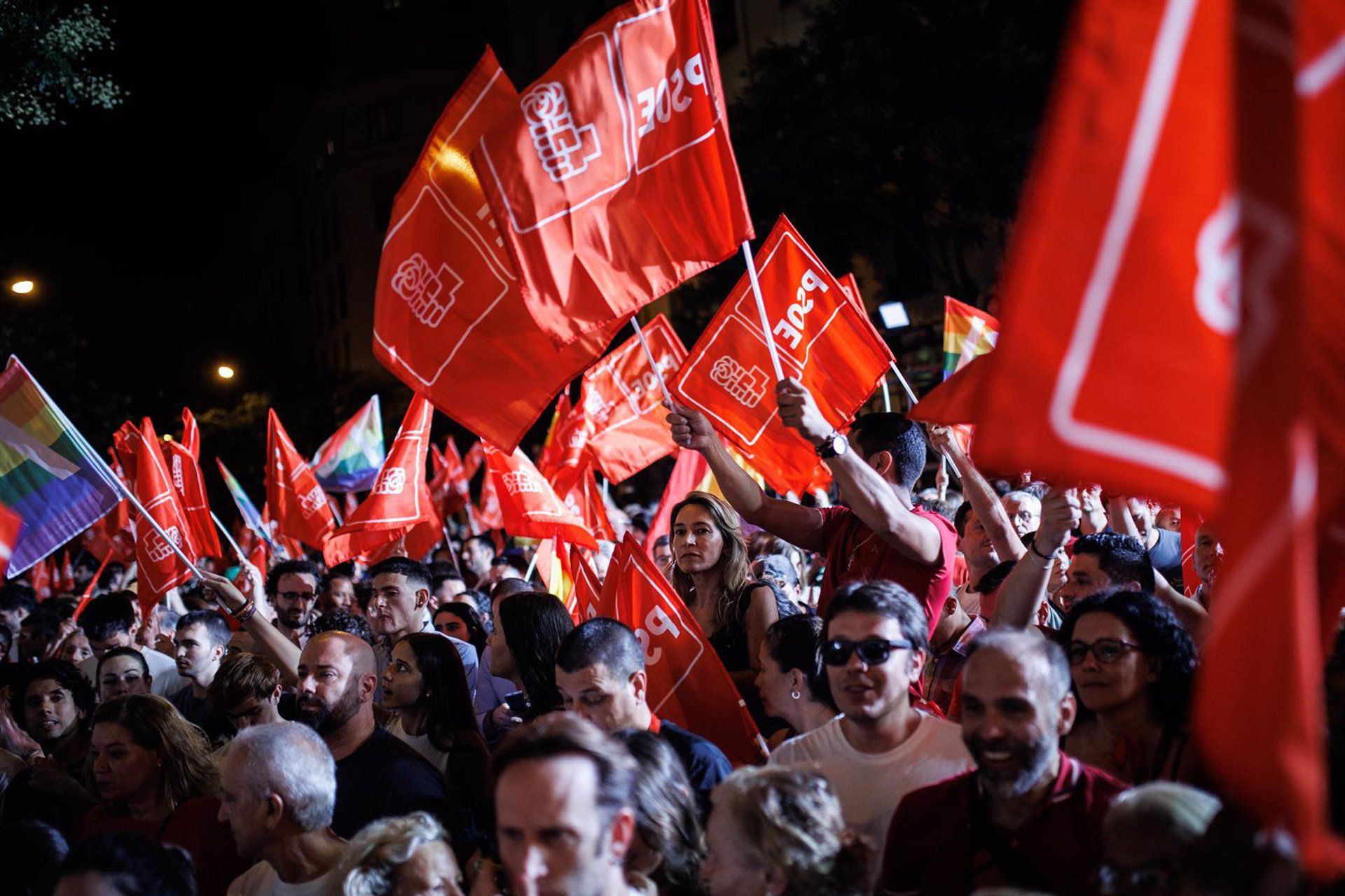 Las federaciones del PSOE se movilizan para llevar a Madrid decenas de autobuses con militantes y respaldar a Sánchez