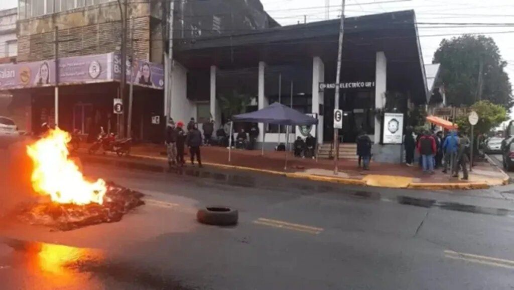 Video: así está la situación en el Comando Radioeléctrico en Posadas en el tercer día de protesta de la Policía